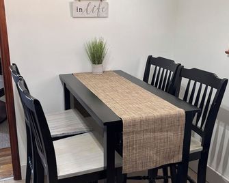 Charming 2-bedroom house with WiFi, AC in superb Bedford - Bedford - Dining room