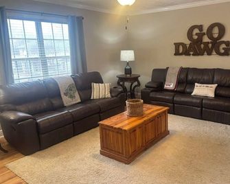 Bully's Retreat is a charming 2-bedroom apartment in vibrant Starkville - Starkville - Sala de estar