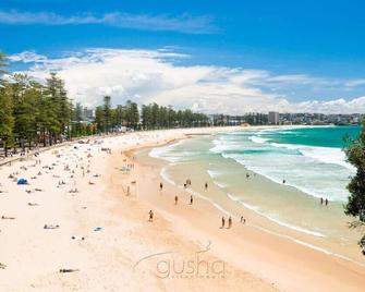 The Pacific House - Sydney - Strand