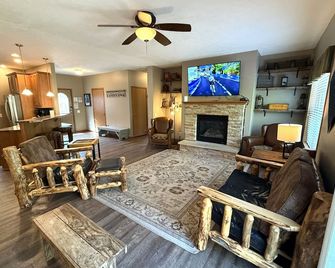 Chocolate Moose Lodge @ Spring Brook Resort - Wisconsin Dells - Living room