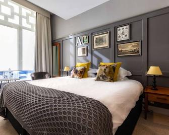 Crown Hotel - Chertsey - Bedroom