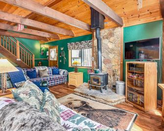 Only 7 Miles To Heavenly, Huge Deck, Pet - South Lake Tahoe - Living room