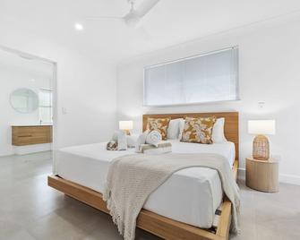 Ribbons Beachfront Apartments Clifton Beach - Clifton Beach - Bedroom