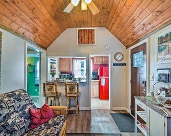 Running Springs Cabin with Deck and Forest Views - Running Springs - Living room