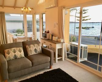 Bucklands Beach Waterfront Motel - Auckland - Living room