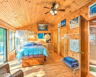 Dreamy Bucksport Hideaway on Freshwater Pond! - Bucksport - Bedroom