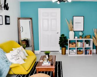 Boho Chic Stylish Guest Suite - Union City - Living room