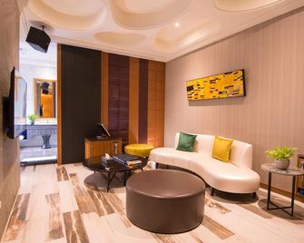 J Moon Villa Motel - טאיפיי - סלון