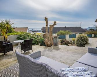 Town Heights - 3 Bedroom Holiday Home - Tenby - Tenby - Ban công