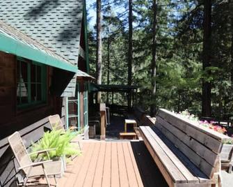 \'The Lodge\' River Access 2 Kitchens Dines 18 ppl\n\n - Garberville