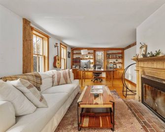 Foliage Ready! Play Area, Crib, 11 Acre Farmhouse - Whitingham - Sala de estar