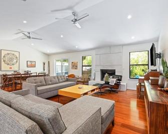 Poolside Paradise in Wine Country- Templeton, Ca - Templeton - Living room
