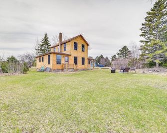 Mackinaw City Getaway - 3 Mi to City Beach! - Mackinaw City - Building