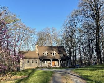 Windridge Fun-Romantic-Log House; Near Historic Sites,wineries,breweries,shops - Hamilton - Building