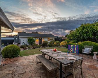 Relaxing Palmer Farmhouse Pool Hot Tub Putting - Sonoma