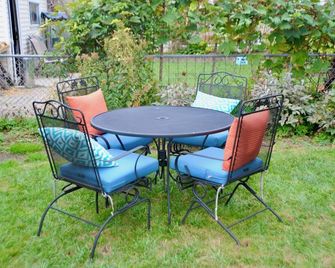 Vintage ArtHaus 2BR/1BA 1st FL w/ office, yard, and garage - Chicago - Innenhof