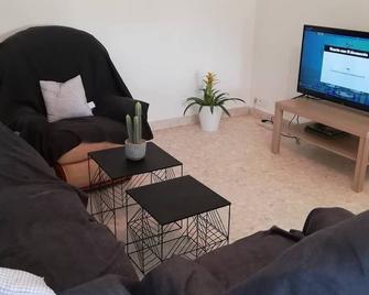 2 New Apartments in residence in Orsan for 11 people - Orsan - Sala de estar