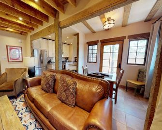 Black Mesa Casita: Just a 5 minute walk to the Plaza! - Santa Fe - Wohnzimmer