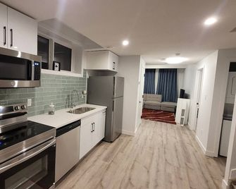Charming 1-Bedroom Basement Suite in Spruce Grove, Alberta - Spruce Grove - Kitchen