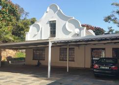 Cashan Holiday Home - A rental home with a touch of authentic African experience - Rustenburg - Building