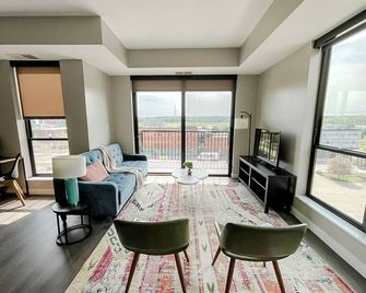 Sleepover: Wonderful 1bd/1ba -Downtown Des Moines - Des Moines - Living room