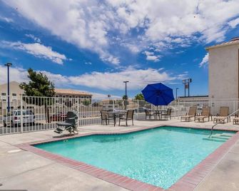 Studio 6 Suites Hesperia Ca West Main Street - Hesperia - Piscina