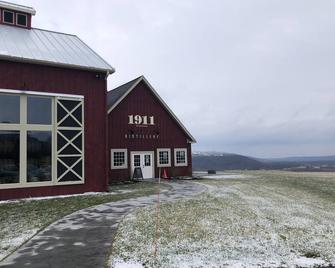 Year Round Lake/Ski Home on Crooked Lake - Tully - Building