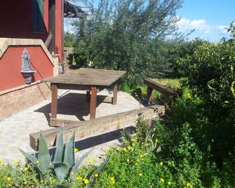 Villa surrounded by citrus groves on the Ionian coast - Corigliano Calabro - Innenhof