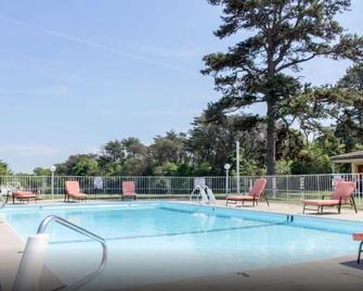Rodeway Inn Marmora - Marmora - Pool