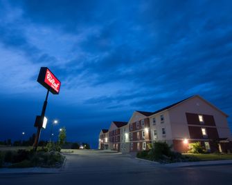 Red Roof Inn & Suites Dickinson - Dickinson - Byggnad