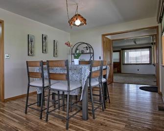 Spacious 4-bedroom house that sleeps 15- 14 Min to 49 North Mountain Resort - Chewelah - Comedor