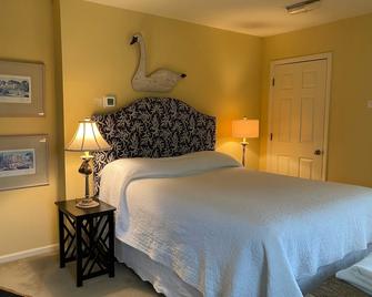 Garden Cottage - Where Something is Always in Bloom. - Kernersville - Bedroom