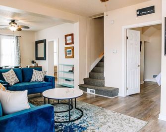 Walk to Main Street and Train · Charming Family Home · Hot Tub - Cañon City - Sala de estar