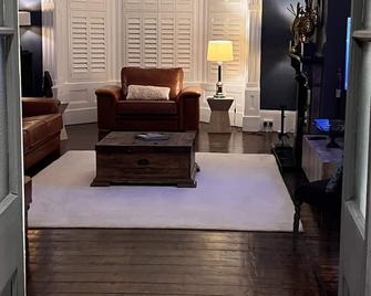 Amadeus Apartments - Douglas - Living room