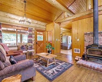 Private Deck Dog-Friendly Arlington Cabin - Арлінгтон - Вітальня