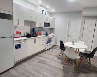 Okotoks Oasis - Cozy 1-bedroom - pet-friendly place near Calgary! - Okotoks - Kitchen
