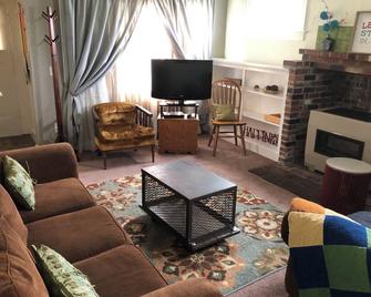 Main Street Cottage with park across the street. Walk to downtown area. - Lebanon - Wohnzimmer