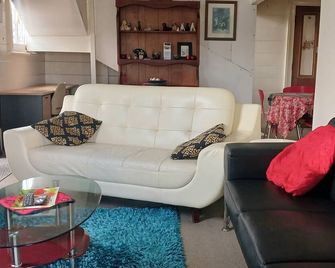 Two Large Interconnecting Guest-Wing Apartments at Whare Kura The 150-Yr-Old Aratapu School House - Dargaville - Living room
