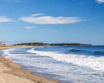 Watch the sunshine dancing off the ocean in this quaint ocean front cottage. - Phippsburg - Beach