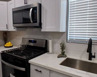 Charming 2-bedroom house with WiFi, AC in lovely Atwater - Atwater - Cocina