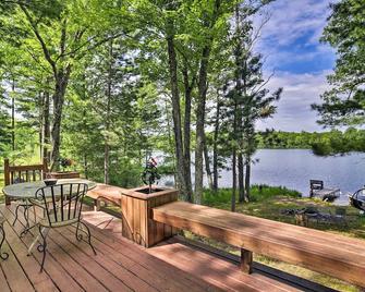 Burns Lake Cabin w/ Dock, Fire Pit, Rowboat & More - Hayward - Terasa