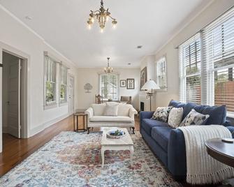 Heart Of Biloxi- Tudor Cottage- Walk To The Beach And Beau Rivage - Biloxi - Living room