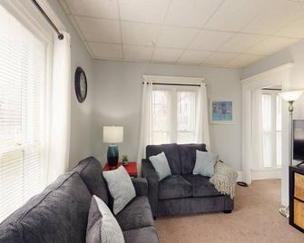 Charming upstairs duplex with fast WiFi, partial AC, & walkable location - Bucksport - Living room
