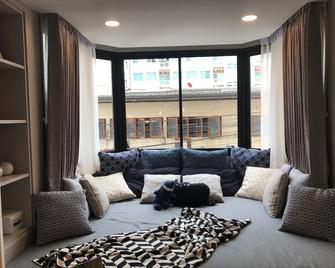 Stay in Style at Nimman R201 - Chiang Mai - Living room
