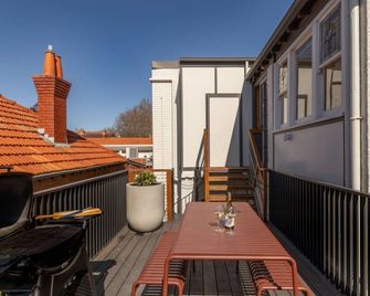 Walk to the Beach from a Stunning Elwood Apartment - Brighton - Balcony