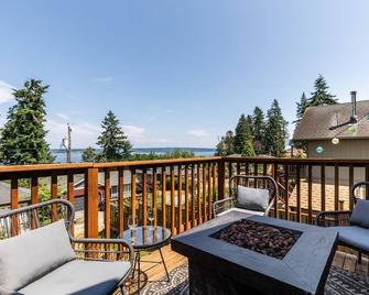 Seaside Getaway by AvantStay Deck w Views - Langley - Balcony
