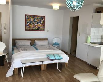Studio Ochsenfurt mit sonnigem Balkon - Ochsenfurt - Schlafzimmer
