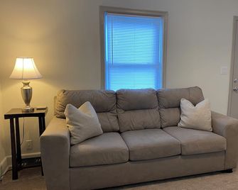 Newly remodeled 3 bdrm, walk to park, restaurants - Jacksonville - Living room