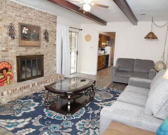The Newly Renovated Vintage Home - Jackson - Living room