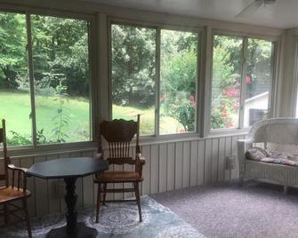 Peaceful Vintage Library Getaway near Town - Cookeville - Huiskamer